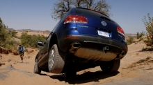 Синий Volkswagen Touareg пробует себя на бездорожье